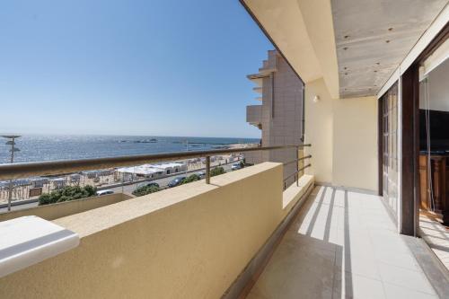 Spacious & Sunny Vintage Apartment at the Beach