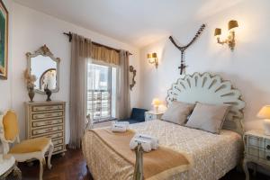Spacious & Sunny Vintage Apartment at the Beach