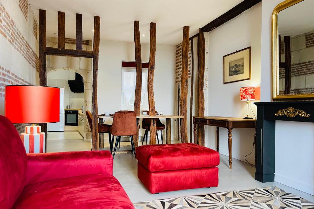 Splendid apartment at the foot of the castle of Amboise - View of the Loir 42 rue de la concorde 37400 AMBOISE 1er étage, porte de droite, 37400 Amboise