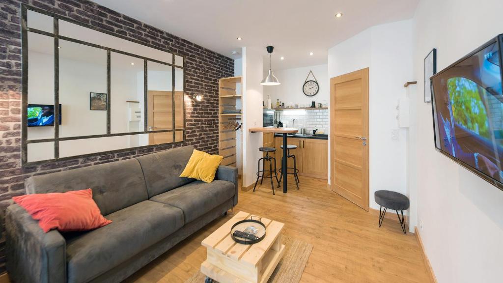 SPLENDIDE 92 m avec wifi-BALCON et VUE sur la MER 83500 La Seyne-sur-Mer