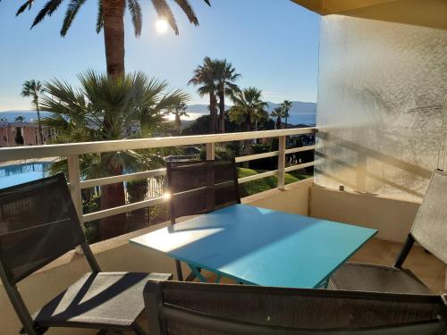 St Raphael Studio coin nuit 30m2 Climatise 3p vu