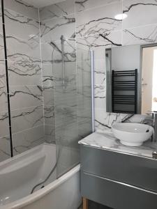 Standing et calme T3 moderne avec jardin parkings prox parcs