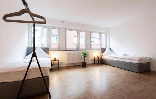Stay and Work Apartment - 6 single beds