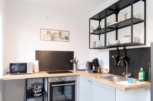 Stay and Work Apartment - 6 single beds