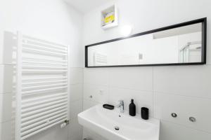 Stay and Work Apartment - 6 single beds