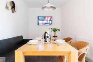 Stay and Work Apartment - 6 single beds