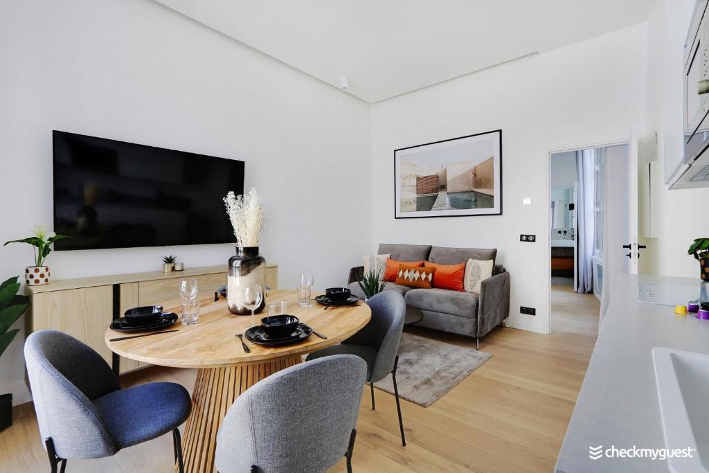 STE REPARATE F4 MODERNE, DESIGN, Place Rossetti, heart old town 06300 Nice