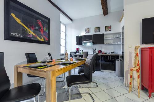 STE REPARATE F4 MODERNE, DESIGN, Place Rossetti, heart old town