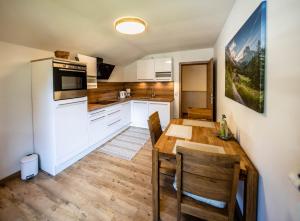 Stilvoll renovierte Wohnung mit Balkon und Bergblick