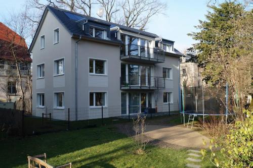 Stilvolle Wohnung in Elbnähe mit Balkon, Parkplatz