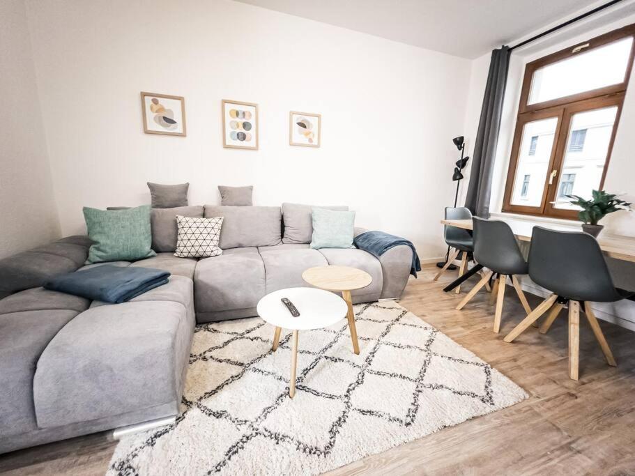 ⋙ Stilvolle Wohnung mit 2 Schlafzimmern & Balkon ⋘ 14 Laubestraße, 04159 Leipzig