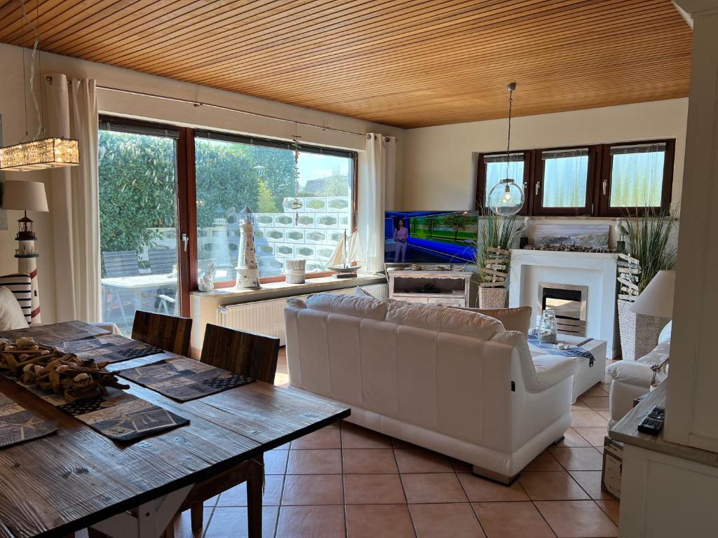 STOE12b Ferienhaus Sonne, Wohnung Sonnenterrasse Störtebeker Weg 12, 23669 Häven
