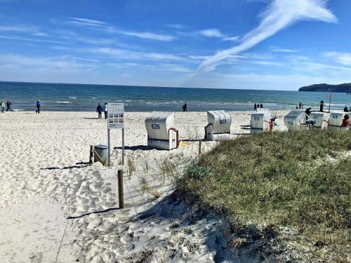 Strandvilla Seeadler hinter Düne und Meer