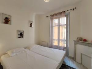 Stroll to Cannes from a Chic Central Apartment frgk