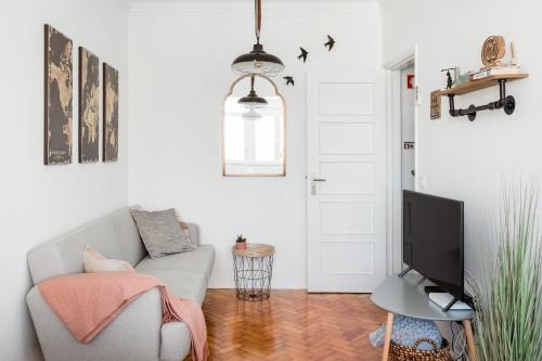 Stroll to Coffee Shops Near a Renovated Hillside Apartment in Graça