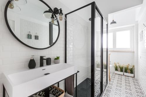 Stroll to Coffee Shops Near a Renovated Hillside Apartment in Graça
