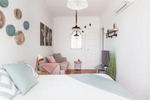 Stroll to Coffee Shops Near a Renovated Hillside Apartment in Graça