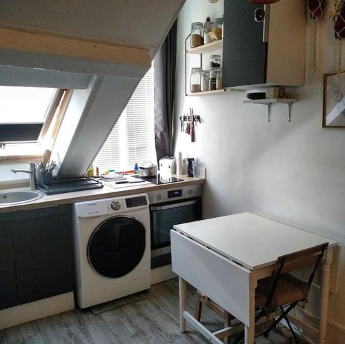 Studette cosy bien située quartier Pouchet 17eme