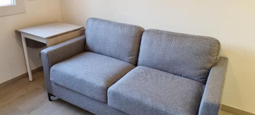 STUDETTE DERRIERE HOTEL MARTINEZ