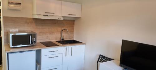 STUDETTE DERRIERE HOTEL MARTINEZ