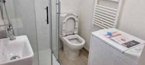 STUDETTE DERRIERE HOTEL MARTINEZ