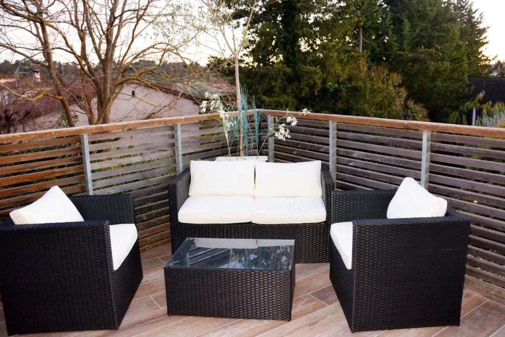 Studio 1 chambre avec terrasse et petite vue mer