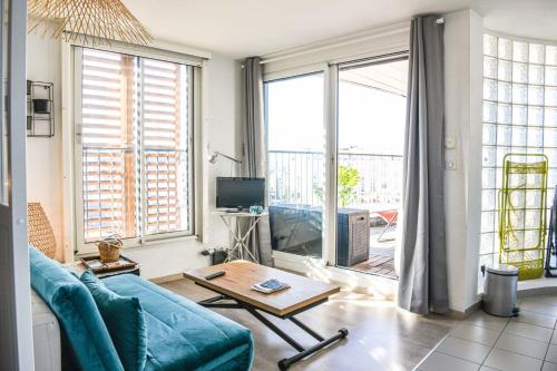 Studio 1 chambre avec terrasse et petite vue mer