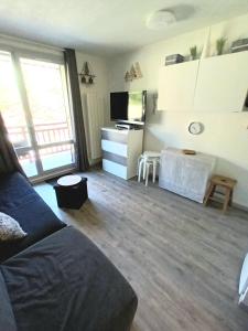 Studio 2 alpes, lumineux plein ouest, balcon, parking, pied piste petite aiguille