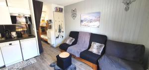 Studio 2 alpes, lumineux plein ouest, balcon, parking, pied piste petite aiguille