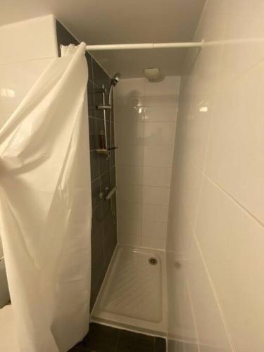 Studio 21m² à paris17 (lit 1 personne)