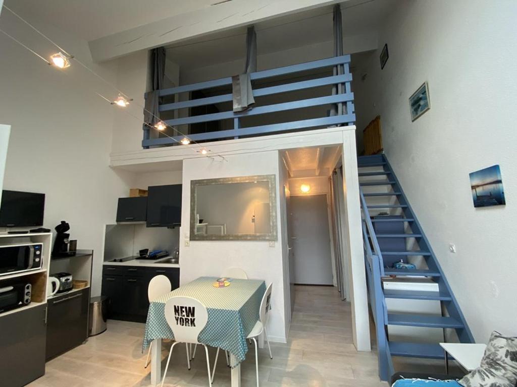 Studio 22 m2, terrasse vue lac, dans propriété face au Lac du Salagou