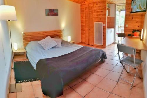 Studio 22 m2, terrasse vue lac, dans propriété face au Lac du Salagou