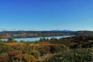 Studio 22 m2, terrasse vue lac, dans propriété face au Lac du Salagou