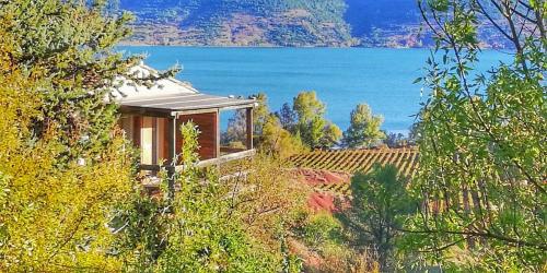 Studio 22 m2, terrasse vue montagne, dans propriété face au Lac du Salagou