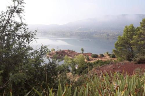 Studio 22 m2, terrasse vue montagne, dans propriété face au Lac du Salagou