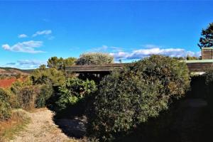 Studio 22 m2, terrasse vue montagne, dans propriété face au Lac du Salagou