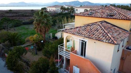studio 25M2 avec 1 canapé convertible grand confort pour 2 personnes presqu'île des Giens