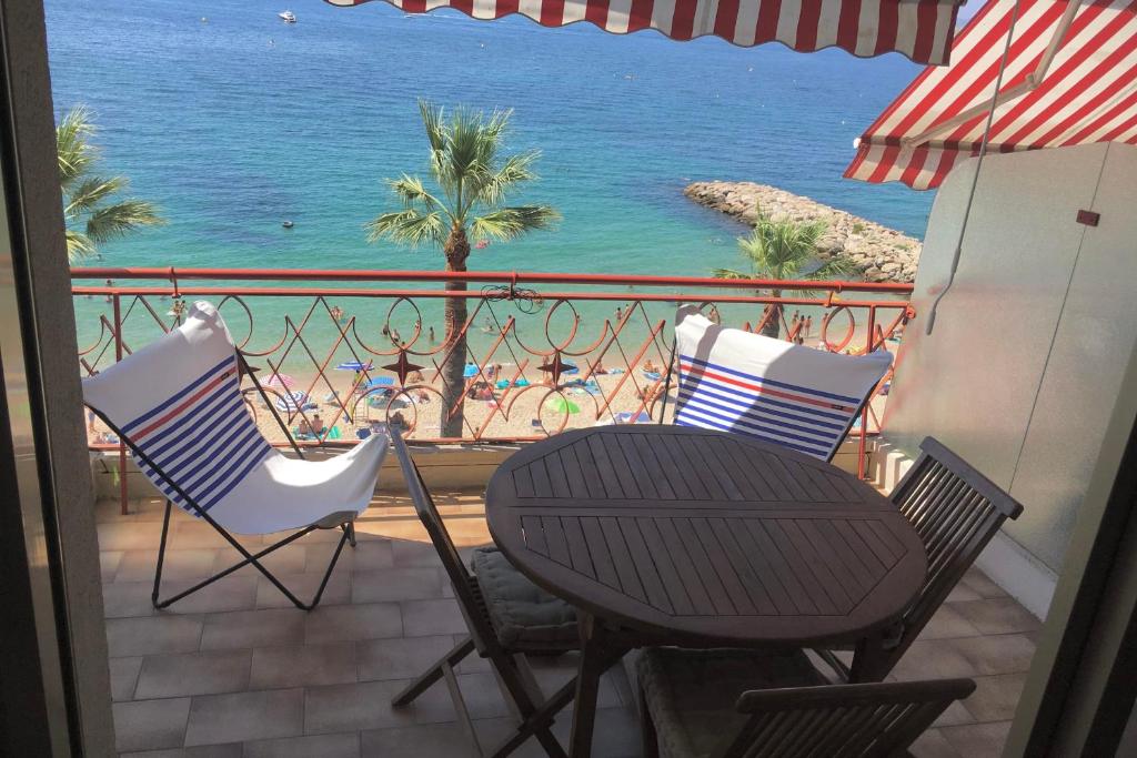 Appartement STUDIO 29 m  avec TERRASSE et VUE sur la plage 23 Bd Charles Guillaumont 06160 Antibes