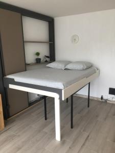 Studio 30m2 with pool, parking and a garden
