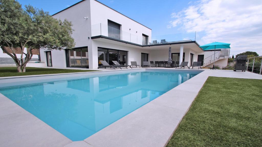 Studio 4 couchages avec grande terrasse en rez-de-jardin à deux pas des plages