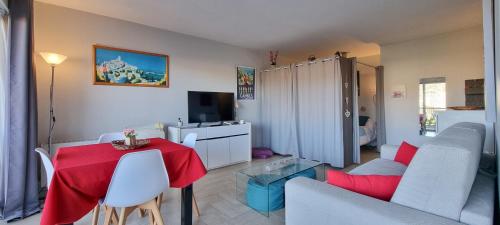 Studio 4 people near the sea - view of the golf course - 10 min from Cannes