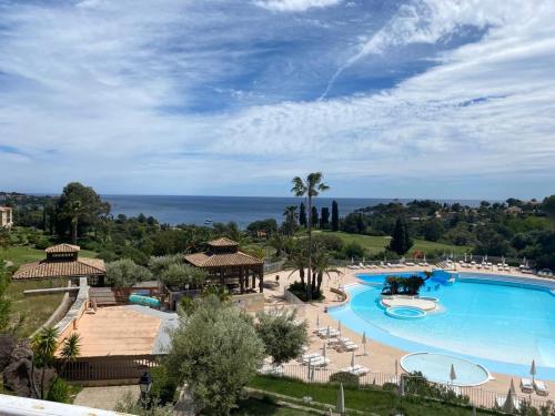 Studio 4 personnes, CAP ESTEREL, superbe vue. 500m des plages.