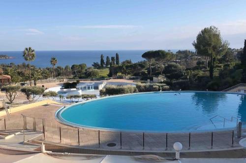 Studio 4 personnes, CAP ESTEREL, superbe vue. 500m des plages.