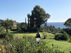 Studio 4 personnes, CAP ESTEREL, superbe vue. 500m des plages.