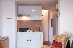 Studio 411 - Superbe vue mer plage et 2 piscines, parking couvert privé