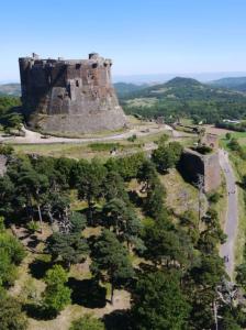 Appartement Studio 4p au pied du château de Murol Rue du Prélong 63790 Murol Auvergne