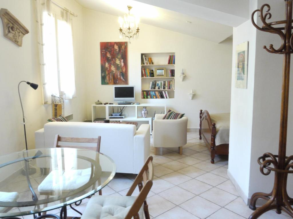 Appartement Studio 6 - a quiet and spacious studio flat in the Old Town 6 Rue Droite 06300 Nice