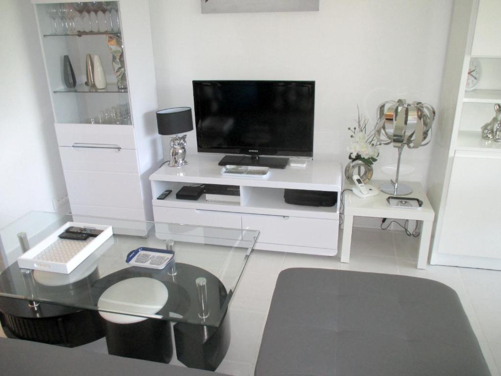 Appartement Studio a Antibes a 500 m de la plage avec vue sur la mer jardin clos et wifi 12 Avenue de Nice 06600 Antibes