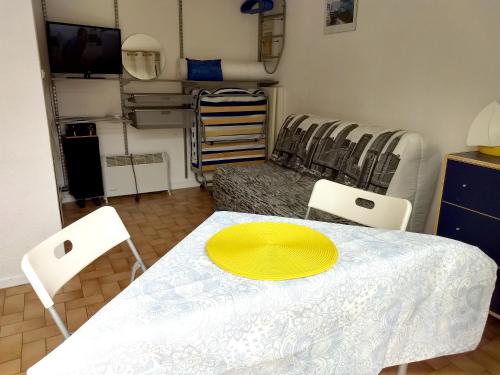 Studio a Gruissan a 300 m de la plage avec vue sur la ville piscine partagee et terrasse