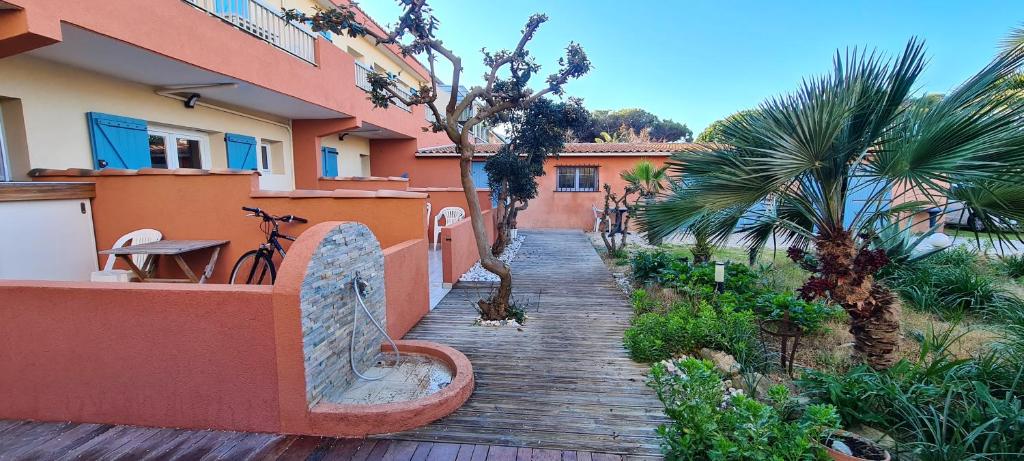 Appartement Studio a Hyeres a 50 m de la plage avec jardin clos et wifi 7 Avenue de la Bergerie 83400 Hyères